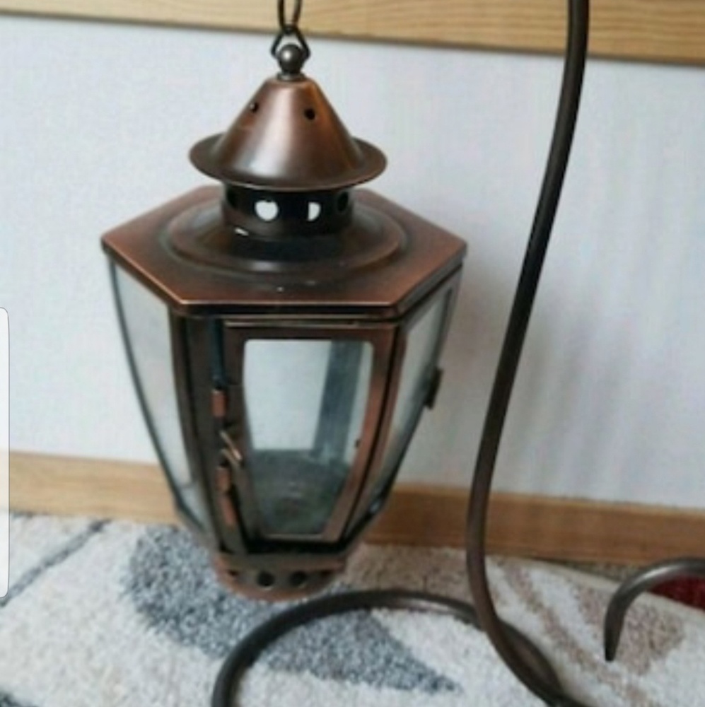 Tealight candle holder
